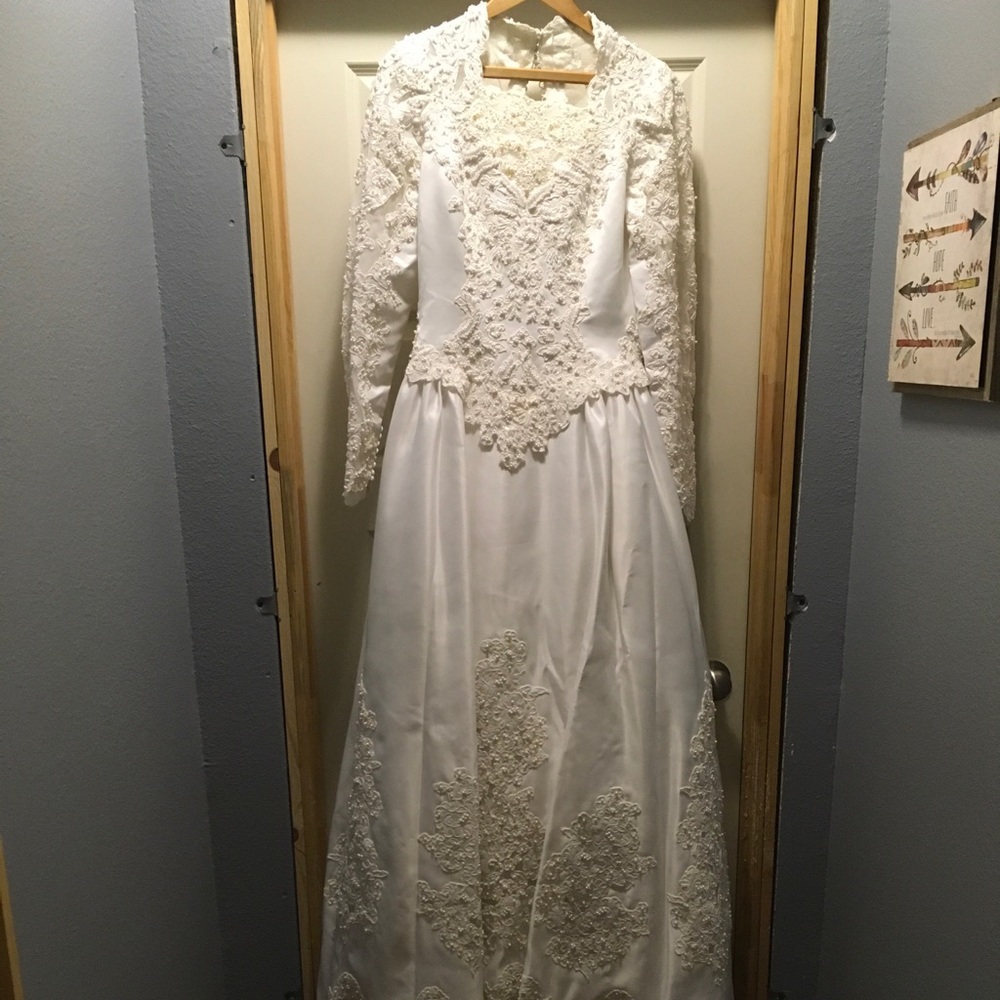 Wedding Dress 12 Salon Collection by Elena - Picture 4 of 13